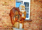 Holzstatue des Weihnachtmanns vor dem Weihnachtshaus zu Himmelpfort : Statue